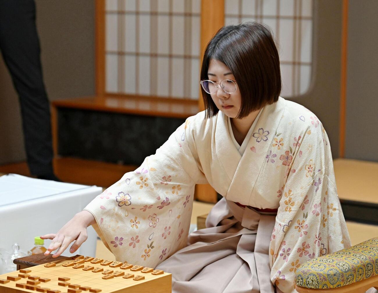 将棋の第6期白玲戦7番勝負の第5局で福間香奈女流四冠と対局する西山朋佳白玲＝10日午前、金沢市（共同）