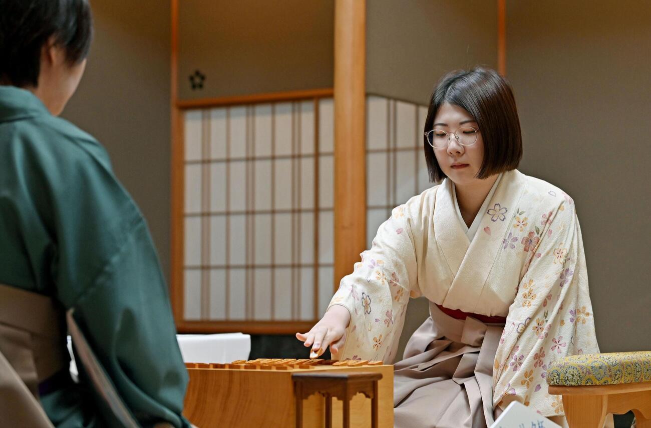 将棋の第6期白玲戦7番勝負の第5局で福間香奈女流四冠（左）と対局する西山朋佳白玲＝10日午前、金沢市（共同）