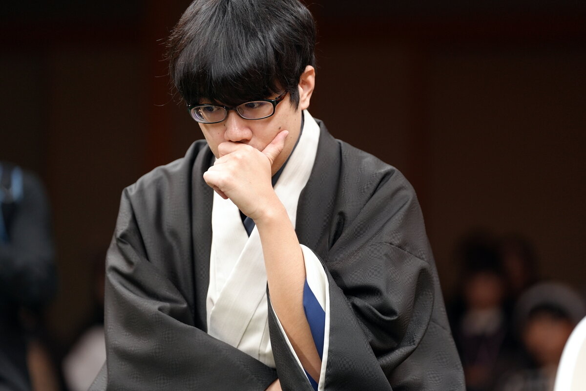 タイトル戦初勝利を目指す服部慎一郎七段（日本将棋連盟提供）