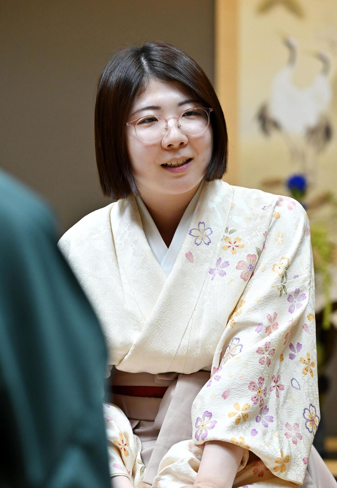 将棋の第6期白玲戦7番勝負の第5局で挑戦者の福間香奈女流四冠を破り、女性で初めて棋士の資格を得た西山朋佳白玲＝10日午後、金沢市（共同）