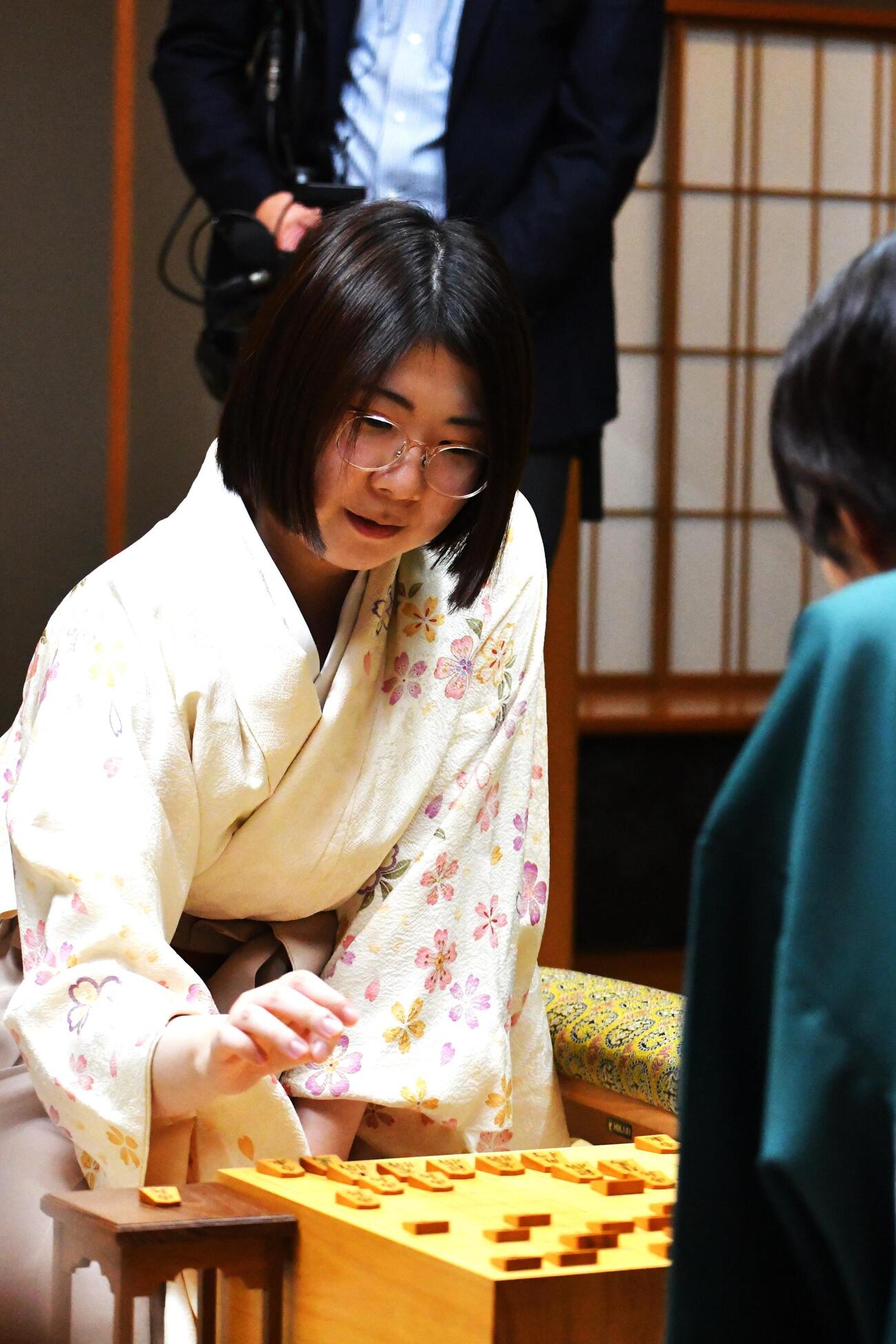白玲通算5期獲得で「クイーン白玲」の称号を得たが「棋士」の権利行使には慎重な姿勢を見せた西山朋佳白玲