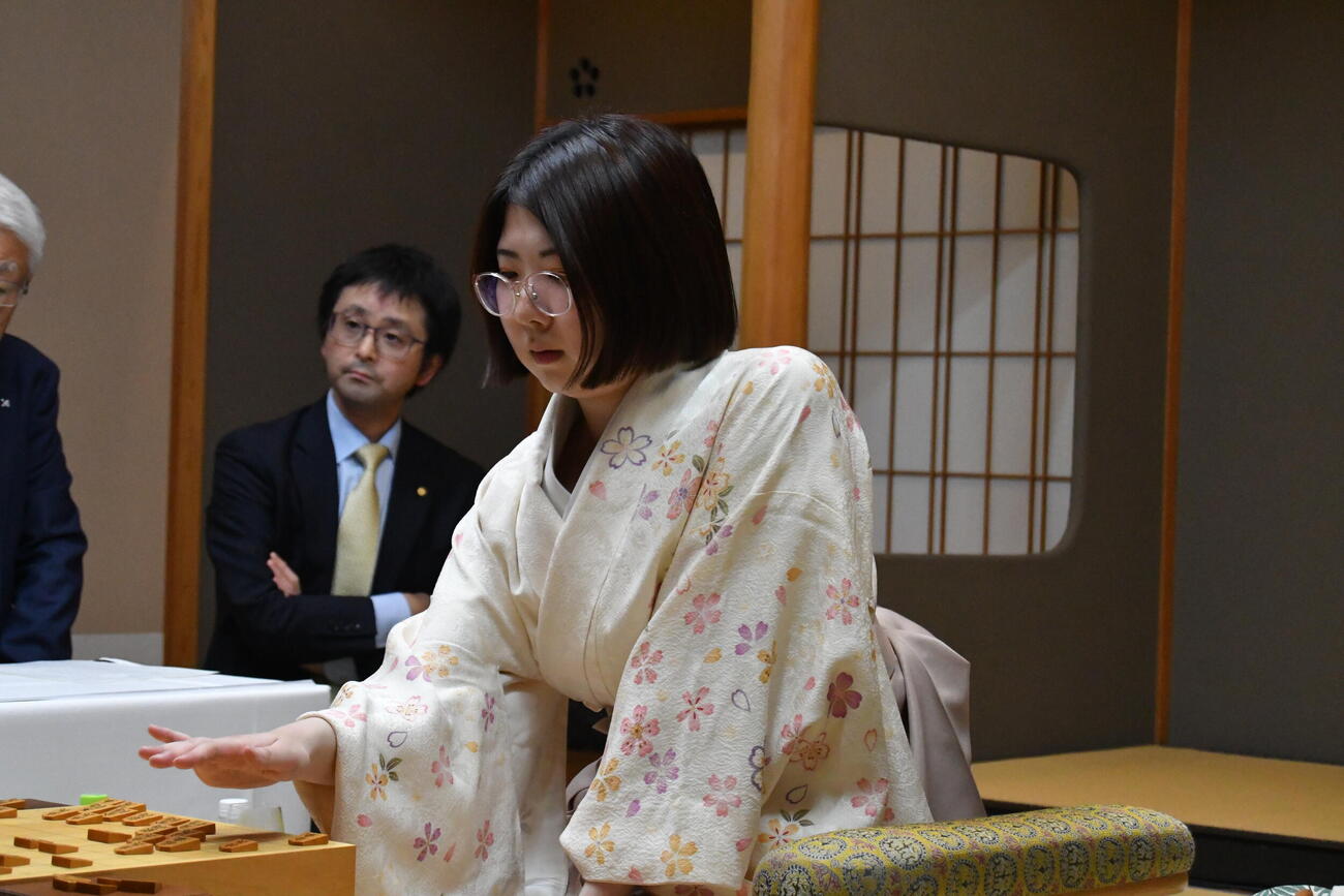 白玲通算5期獲得で「クイーン白玲」の称号を得たが「棋士」の権利行使には慎重な姿勢を見せた西山朋佳白玲