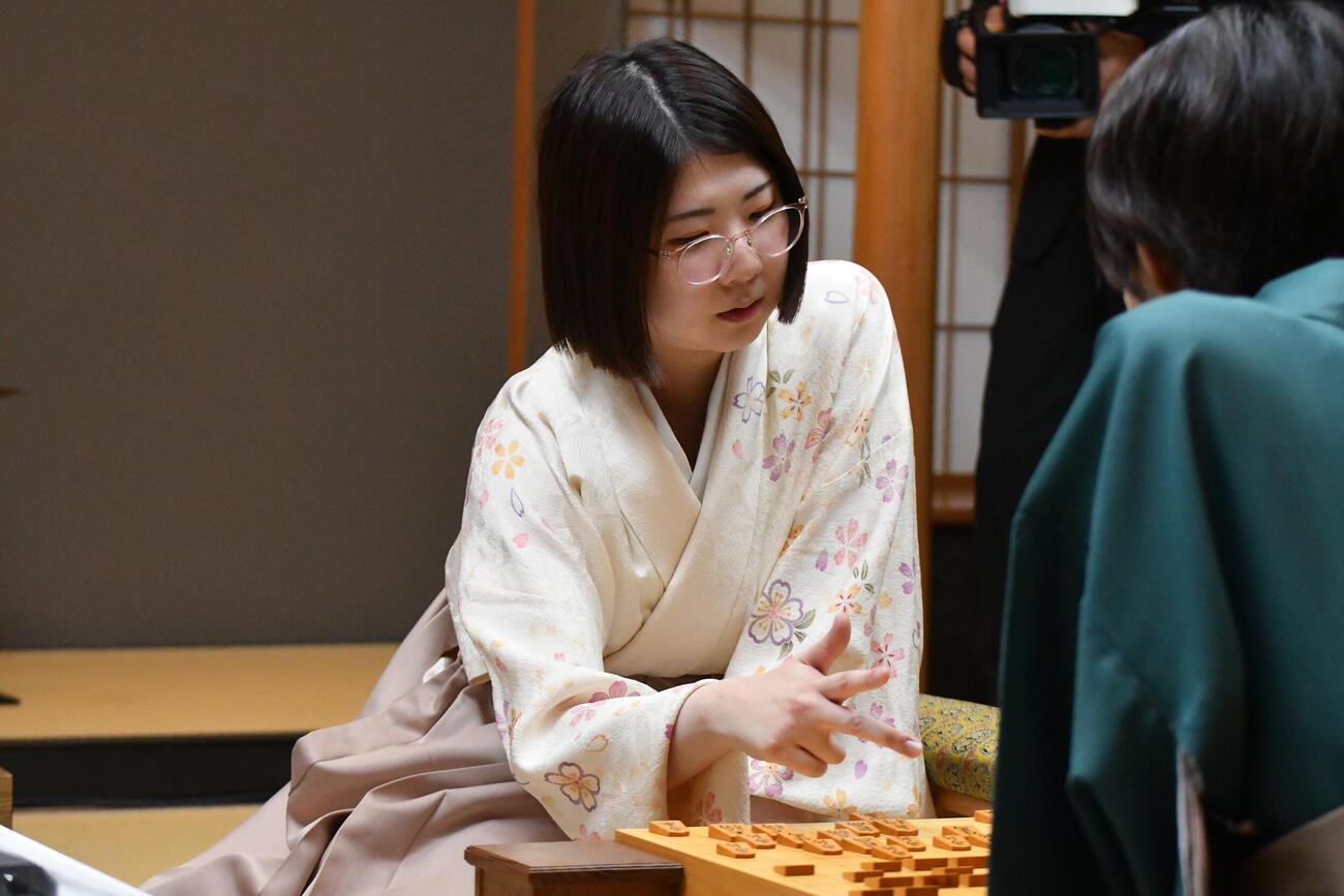 白玲通算5期獲得で「クイーン白玲」の称号を得たが「棋士」の権利行使には慎重な姿勢を見せた西山朋佳白玲
