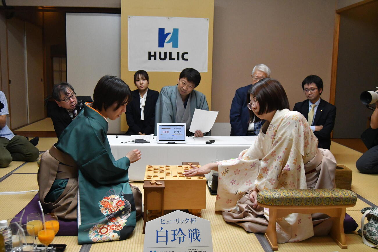 白玲戦7番勝負は福間香奈女流4冠を3勝1敗で下して防衛した西山朋佳白玲が通算5期獲得で「クイーン白玲」の称号と「棋士」への権利を獲得
