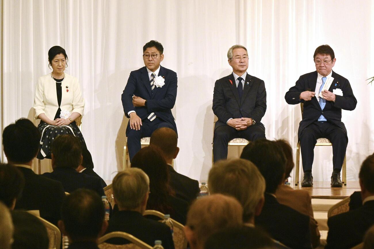自民党栃木県連が宇都宮市で開いた政治資金パーティーに登壇した（右から）会長の茂木外相、幹事長の日向野義幸県議ら。簗農相は欠席した＝10日午前、宇都宮市(共同)
