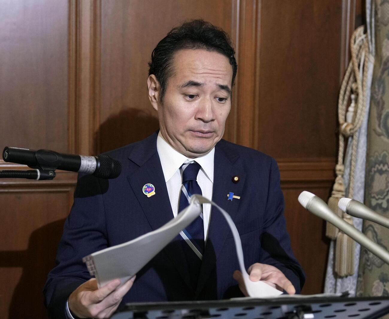 閣議後記者会見に臨む簗農相＝9日午前、国会（共同）