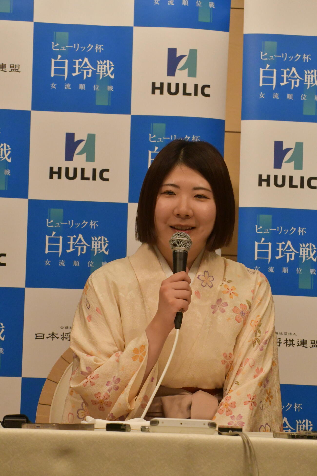 終局後の会見で改めて「棋士」への権利行使の即答を避けた西山朋佳白玲
