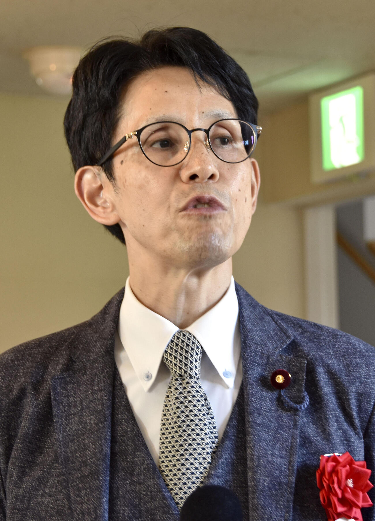 記者団の取材に応じる民主改革の会の階幹事長（共同）