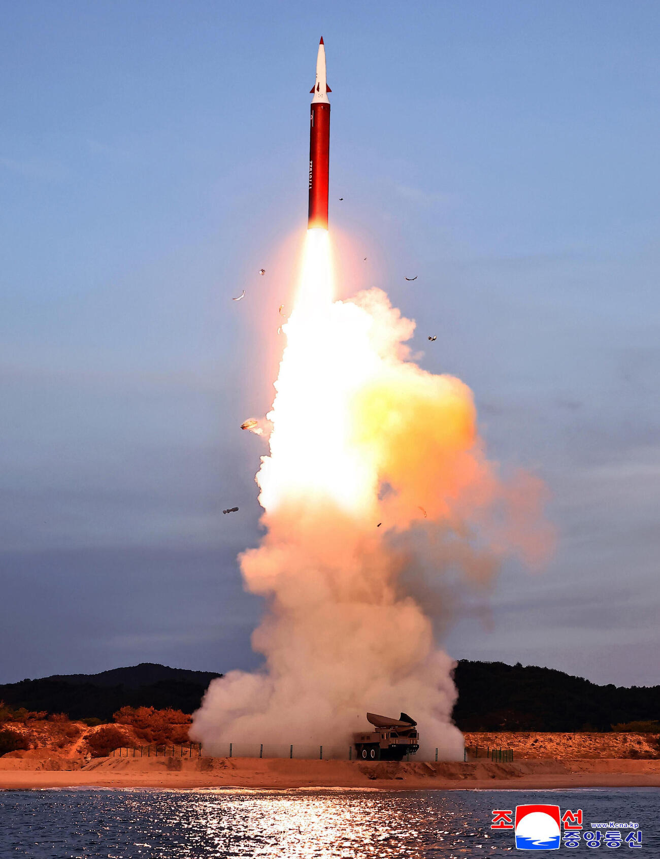 3日、北朝鮮東部で行われた中距離戦略ミサイルの発射訓練（朝鮮中央通信＝共同）
