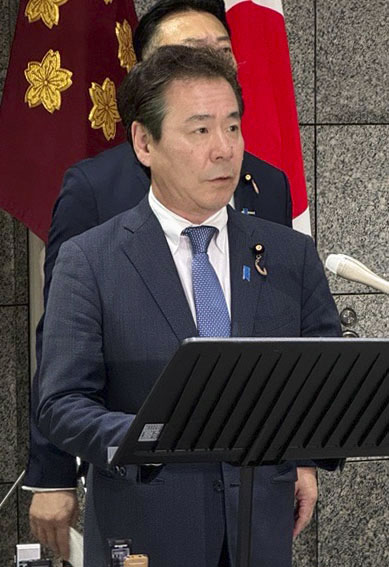北朝鮮による弾道ミサイル発射を受け、記者団の取材に応じる小鑓隆史防衛副大臣＝12日午後、防衛省(共同)