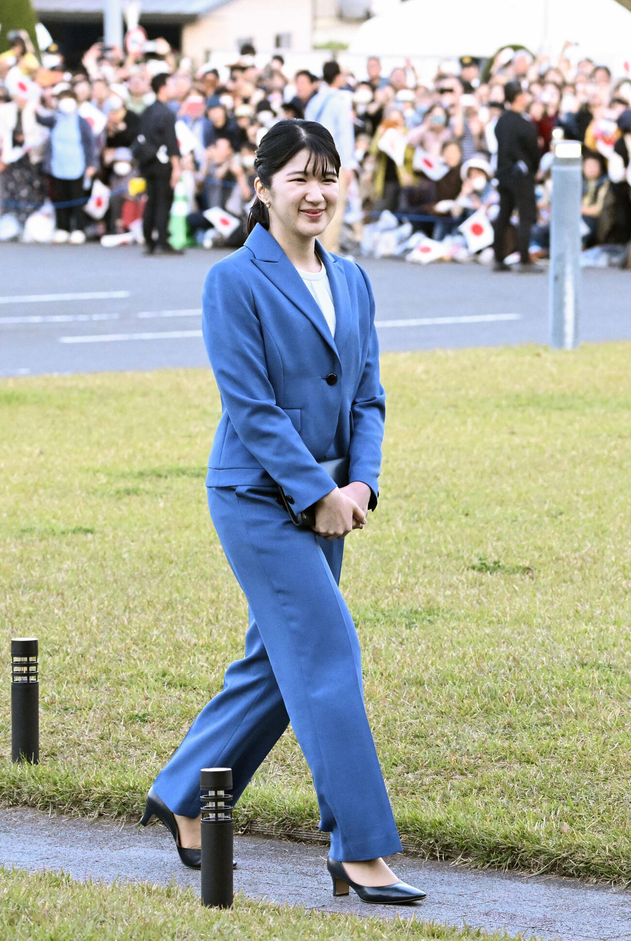 青森県八戸市の市埋蔵文化財センター是川縄文館に到着された愛子さま（共同）