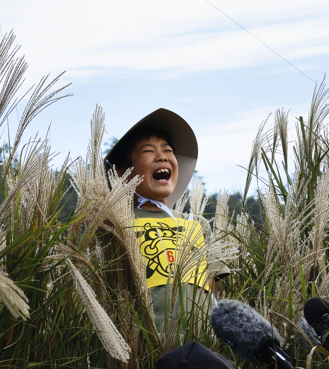 「由布院牛喰い絶叫大会」で叫ぶ子ども＝12日午後、大分県由布市(共同)