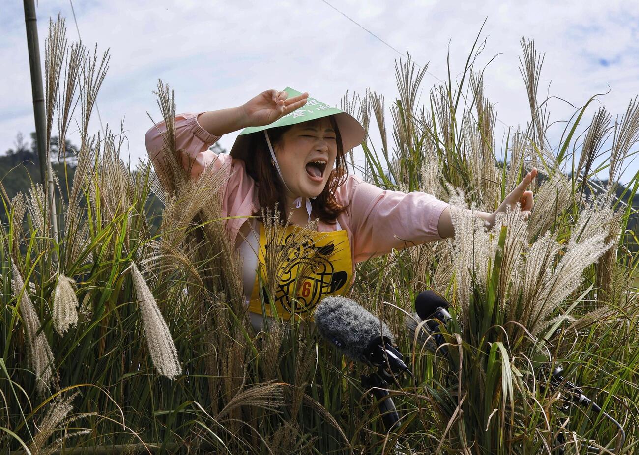 「由布院牛喰い絶叫大会」で叫ぶ参加者＝12日午後、大分県由布市(共同)