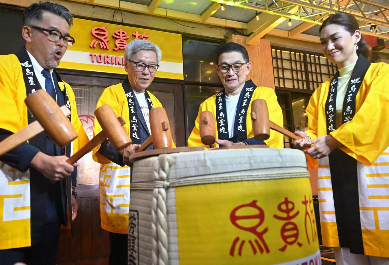 マニラで開かれた「鳥貴族」フィリピン第1号店のオープニング式典で、鏡開きをするエターナルホスピタリティグループの大倉忠司社長（左から2人目）（共同）