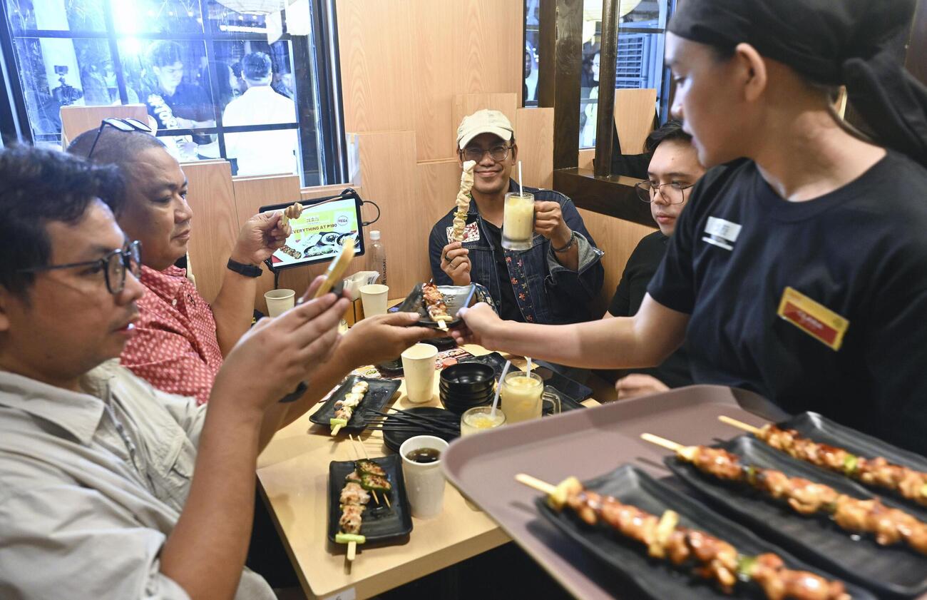 マニラにオープンした「鳥貴族」フィリピン第1号店の店内（共同）