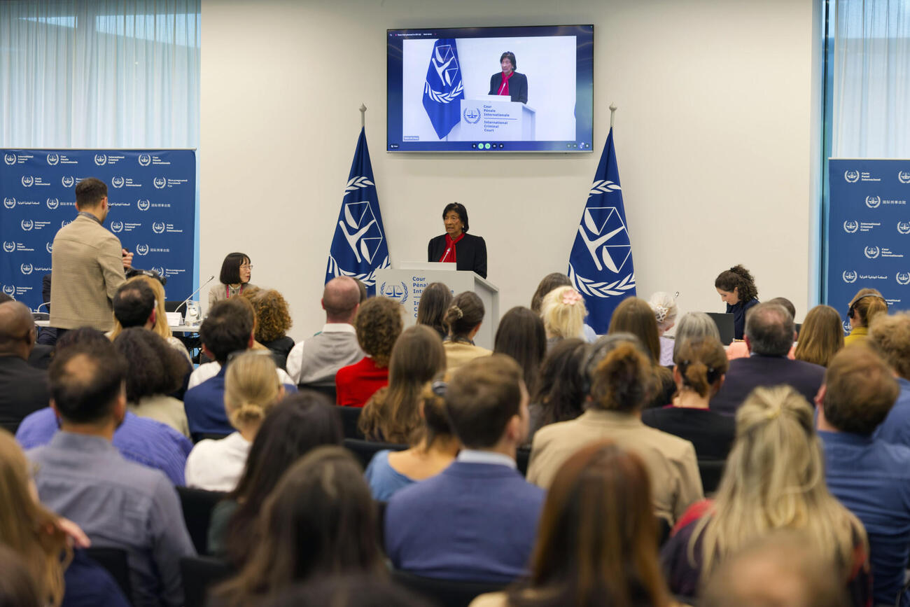 国際刑事裁判所（ICC）を訪問し、職員らを前に話すピレイ元国連人権高等弁務官（奥中央）＝12日、オランダ西部ハーグ（ICC提供・共同）