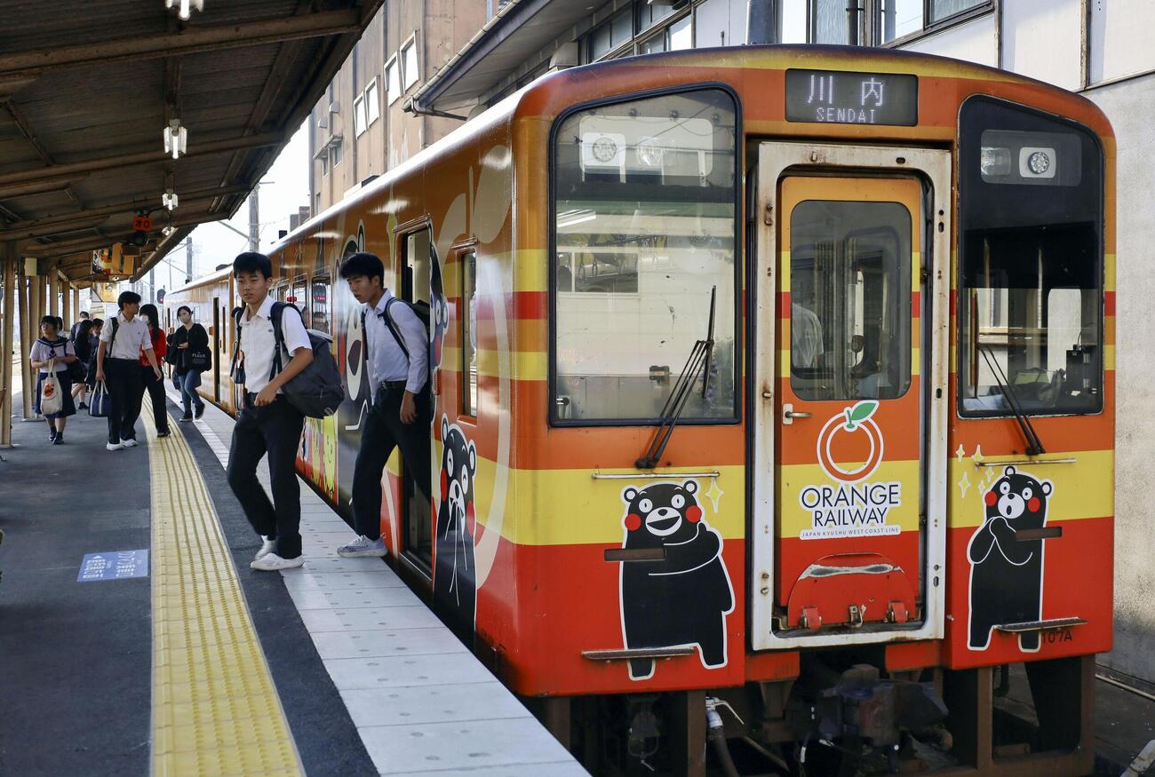 八代駅に到着した「肥薩おれんじ鉄道」の列車から降りる人たち＝13日午前、熊本県八代市（共同）