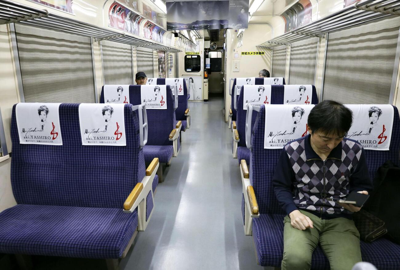 八代駅を出発する「肥薩おれんじ鉄道」の始発列車の車内＝13日午前、熊本県八代市（共同）