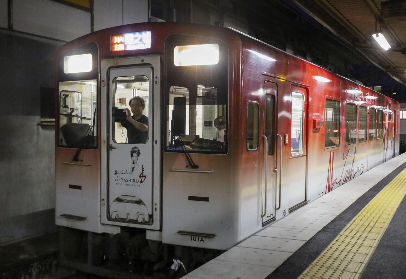 八代駅を出発する「肥薩おれんじ鉄道」の始発列車＝13日午前、熊本県八代市（共同）