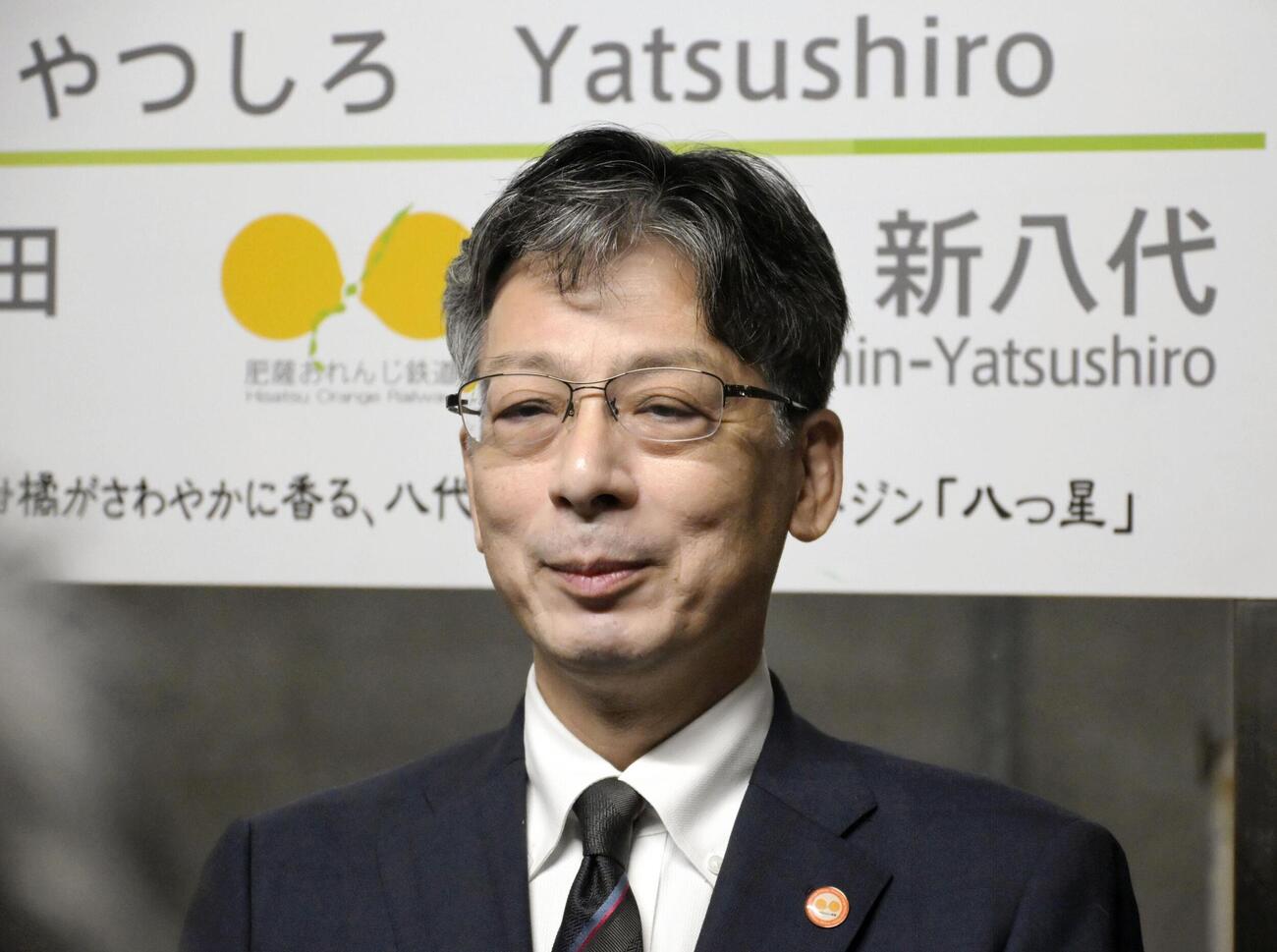 報道陣の取材に応じる肥薩おれんじ鉄道の中村誠希社長＝13日午前、熊本県八代市（共同）