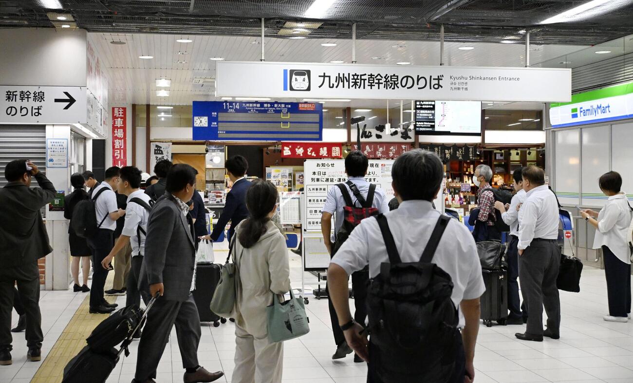 九州新幹線が運転見合わせとなり混雑するJR鹿児島中央駅＝13日午前（共同）