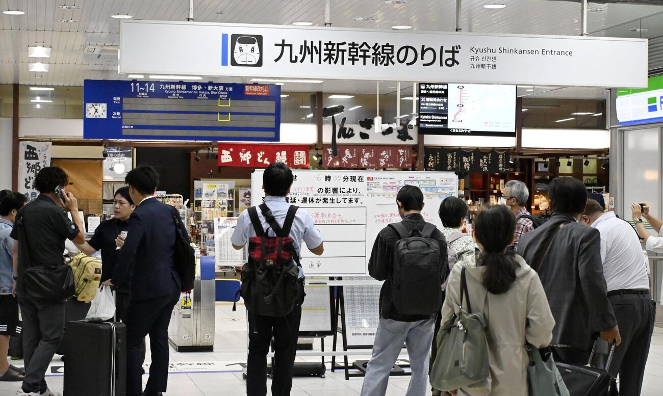 九州新幹線が運転見合わせとなり混雑するJR鹿児島中央駅＝13日午前（共同）