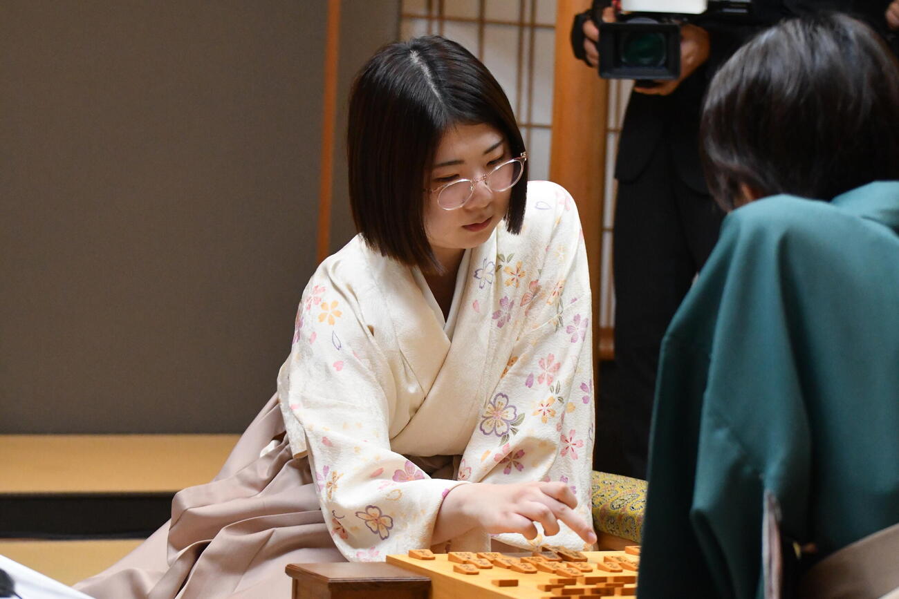 西山朋佳女流王将