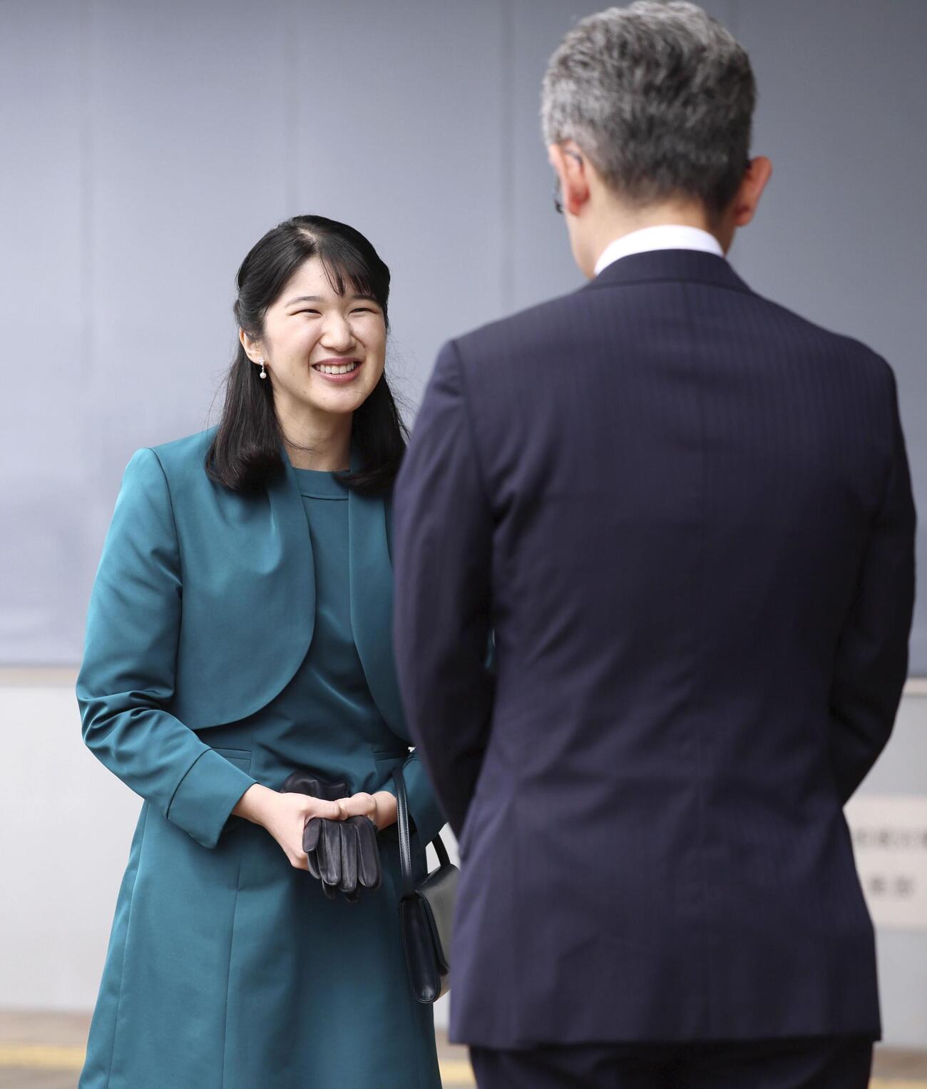 観光交流施設「むつ来さまい館」に到着された愛子さま（代表撮影＝共同）