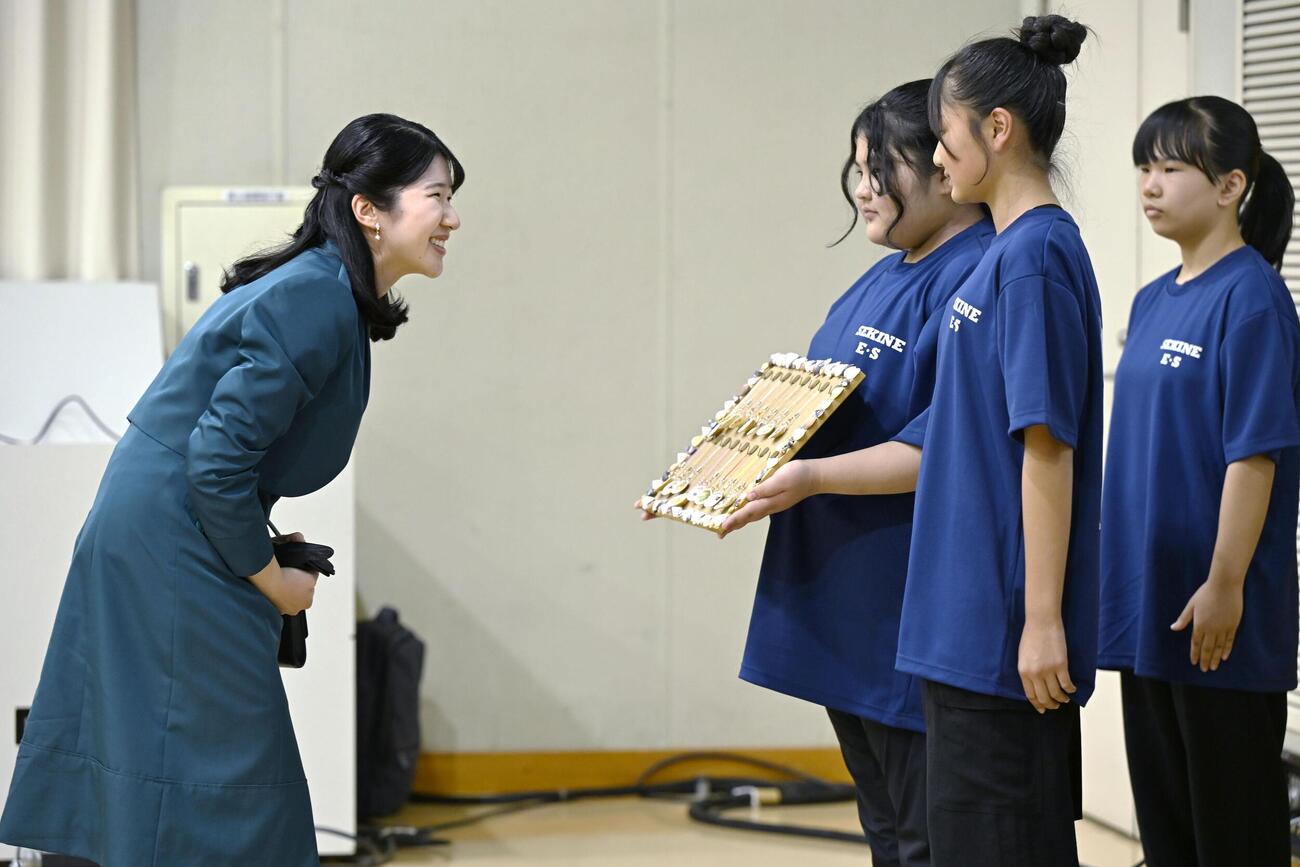 青森県むつ市で子どもたちの学習発表を聞いて交流される愛子さま（共同）