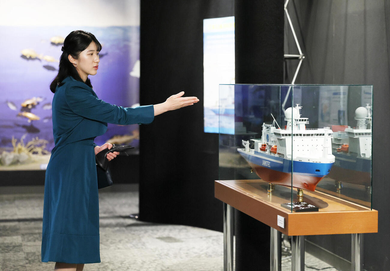 青森県むつ市の「むつ来さまい館」で、北極域研究船「みらい2」の模型の説明を受けられる愛子さま（代表撮影＝共同）