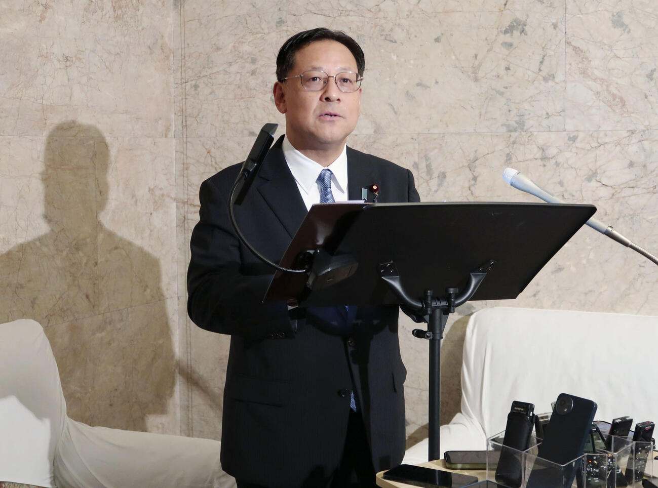 閣議後に記者会見する関文科相（共同）
