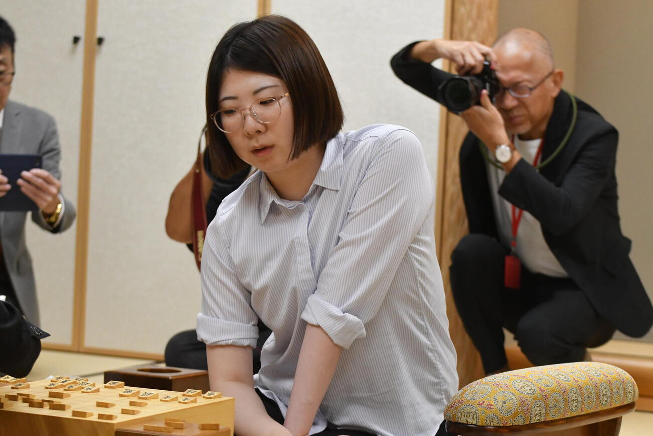 「棋士」の資格獲得後、初の公式戦で中七海女流三段を下すも権利行使については「後日」とした西山朋佳女流4冠（白玲・清麗・女流名人・女流王将）