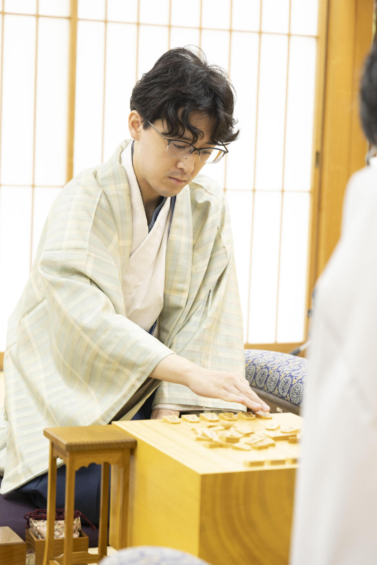王座戦5番勝負第4局、神戸対局に臨んだ伊藤匠2冠（日本将棋連盟提供）