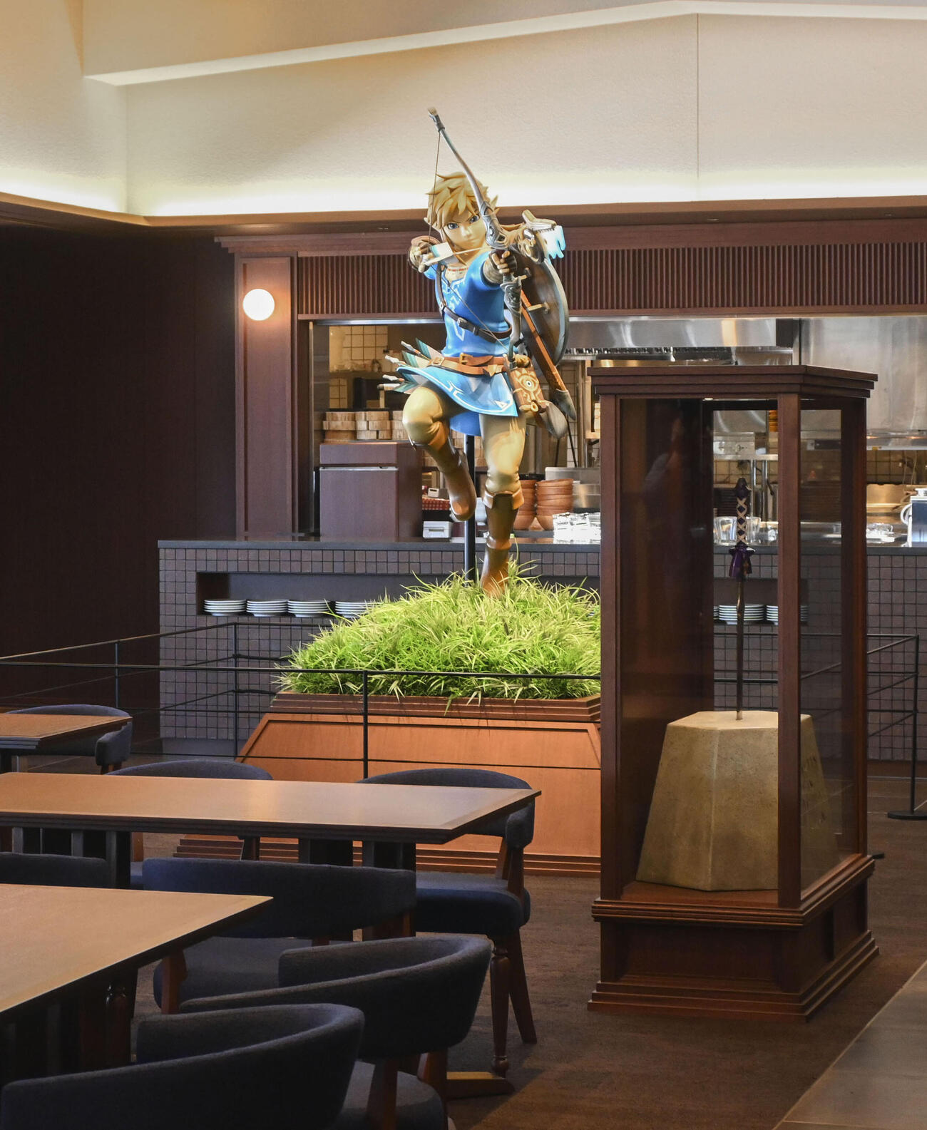 「ゼルダの伝説」の主人公「リンク」の立体像などが飾られている「スーパーファミリーレストラン」店内（共同）