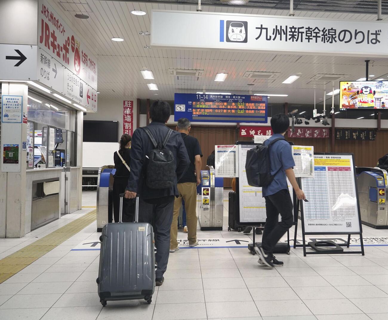 熊本－鹿児島中央間の運行が再開された九州新幹線を利用する人たち＝14日午前、JR鹿児島中央駅（共同）