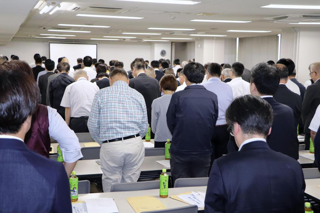 豪雨で亡くなった利用者の女性に黙とうする、千葉県タクシー協会の会員ら＝9月、千葉市（共同）