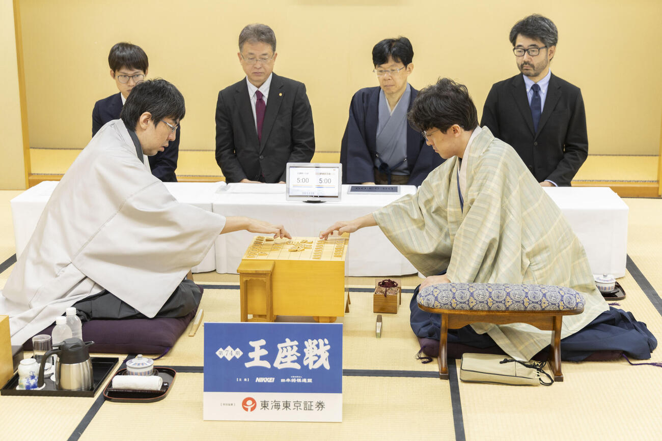 王座戦5番勝負第4局、神戸対局に臨んだ広瀬章人九段（左）伊藤匠2冠（日本将棋連盟提供）