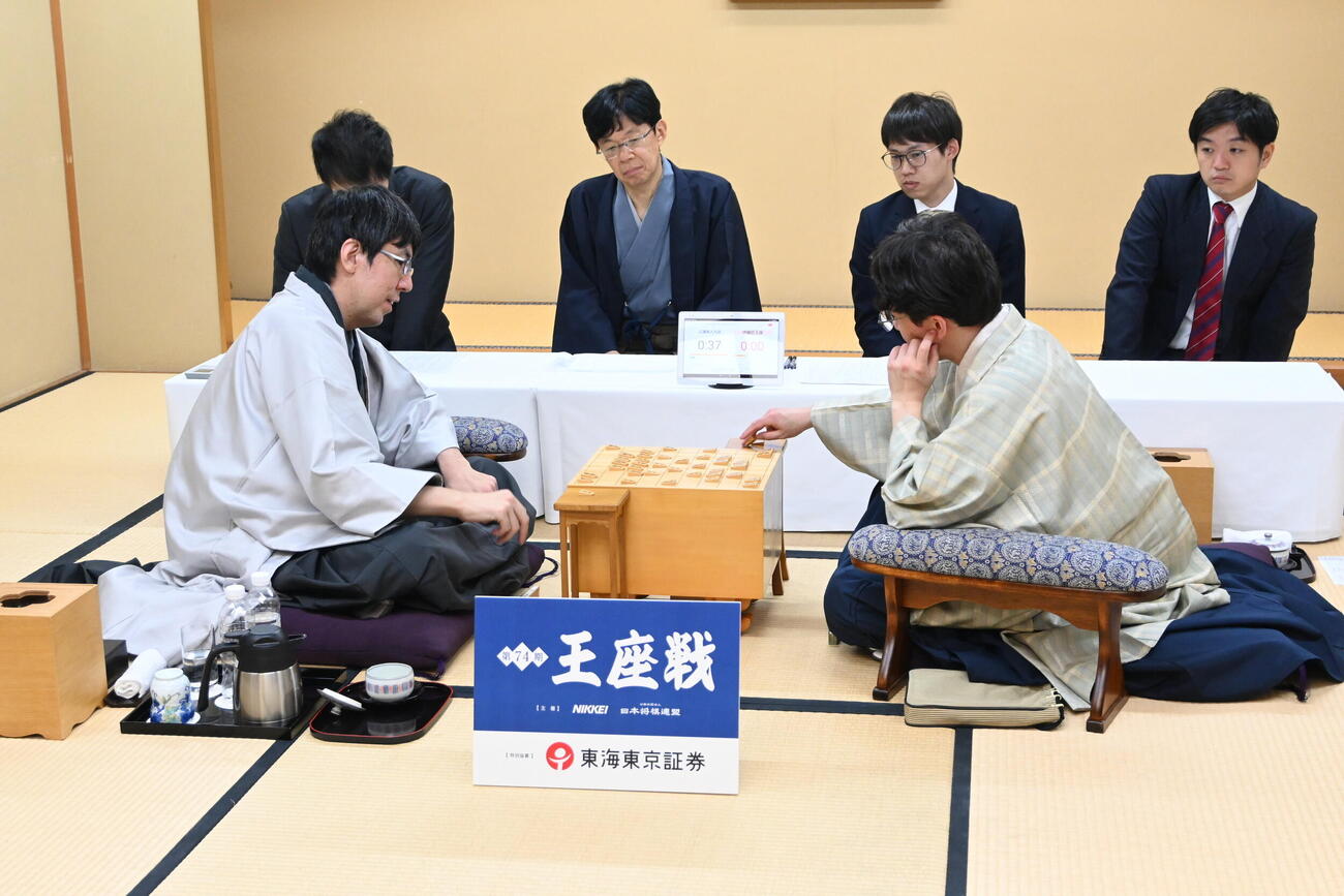 終局後、感想戦を行う広瀬章人九段（左）と伊藤匠王座（撮影・松浦隆司）