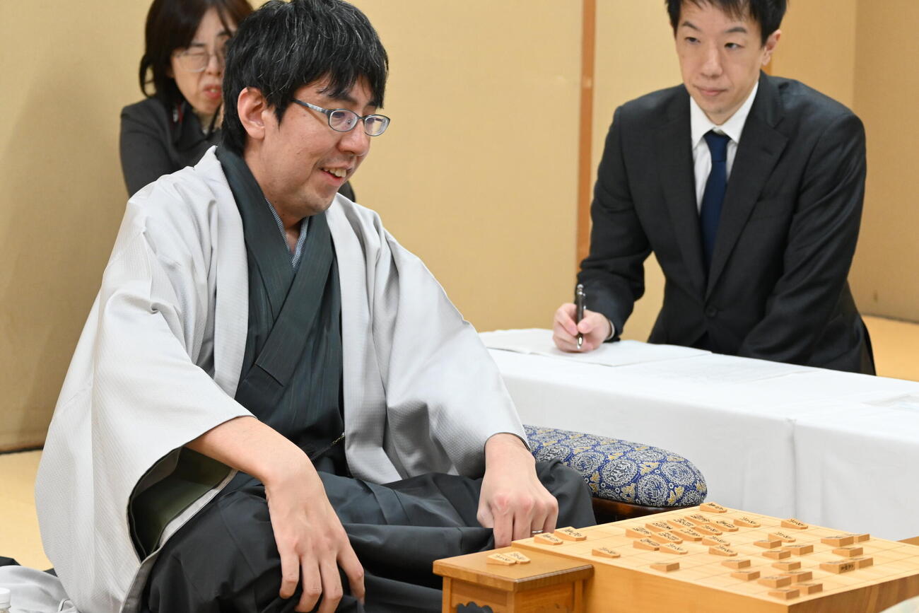 終局後、感想戦を行う広瀬章人九段（撮影・松浦隆司）