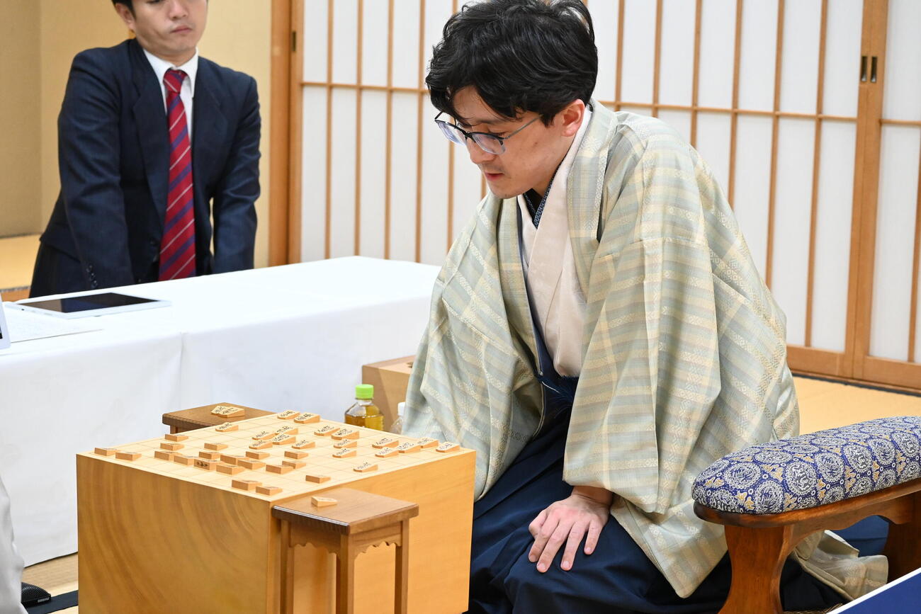 終局後、感想戦を行う伊藤匠王座（撮影・松浦隆司）