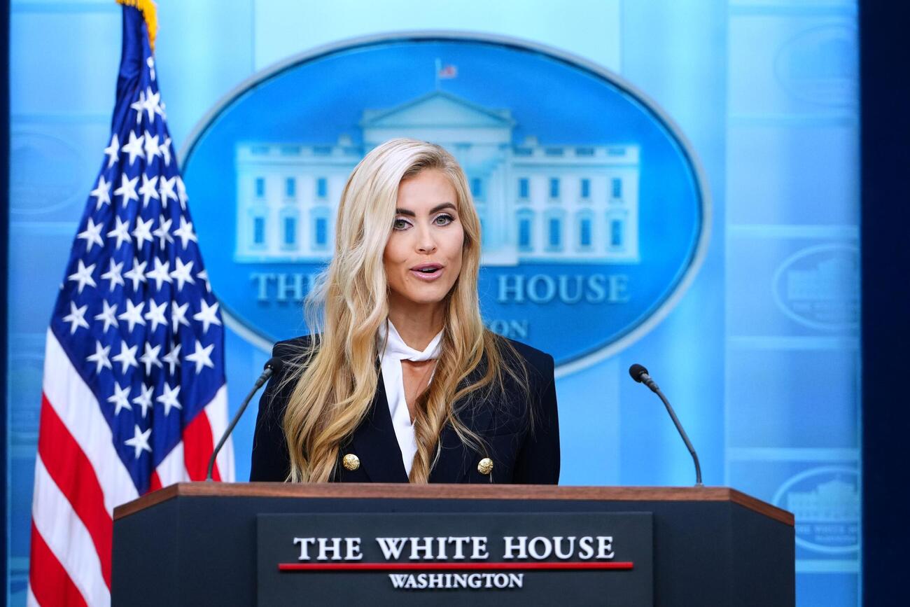 米ホワイトハウスで記者会見したザカリア大統領報道官（AP＝共同）
