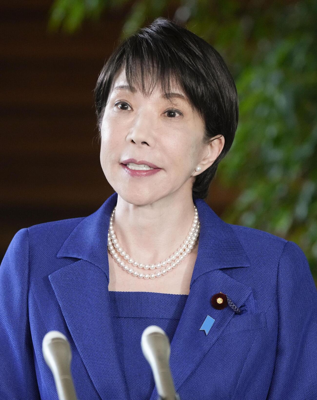 記者団の取材に応じる高市首相（共同）