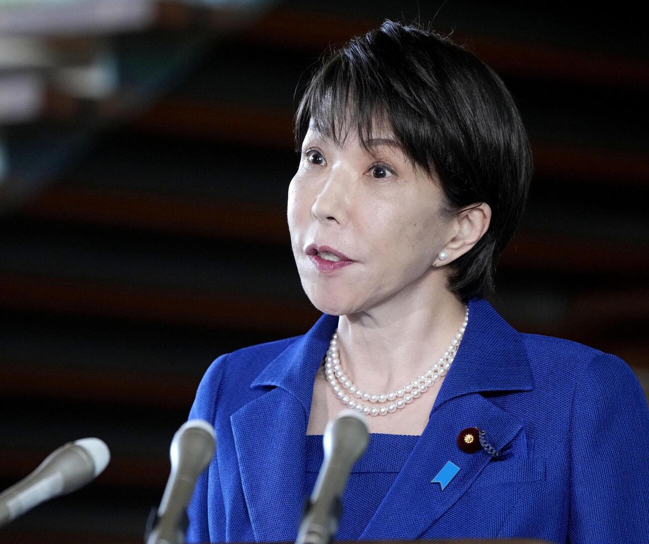 記者団の取材に応じる高市首相（共同）
