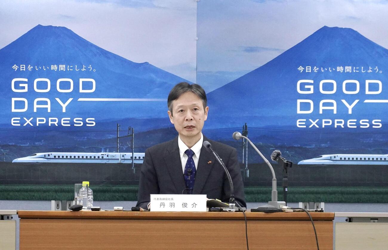 記者会見するJR東海の丹羽俊介社長（共同）