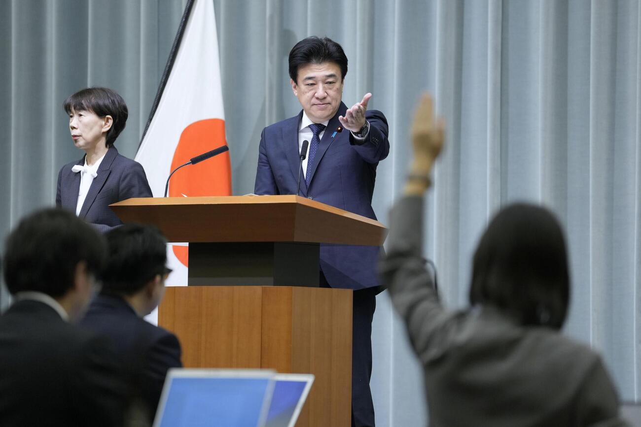 記者会見する木原官房長官＝16日午前、首相官邸（共同）