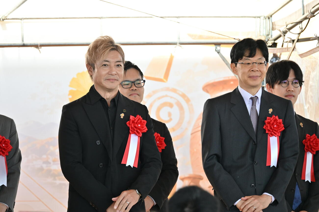 「高槻将棋まつり」のオープニングに登場したつるの剛士（左）、谷川浩司17世名人（撮影・松浦隆司）