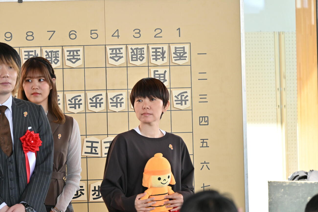「高槻将棋まつり」のオープニングに登場した漫画家の伊奈めぐみさん（撮影・松浦隆司）