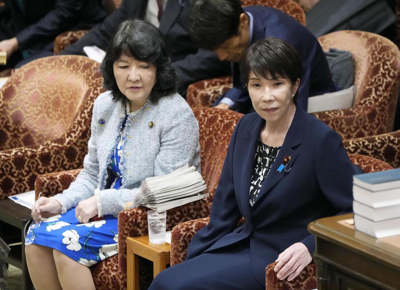衆院予算委に臨む高市首相（右）と片山財務相＝14日（共同）