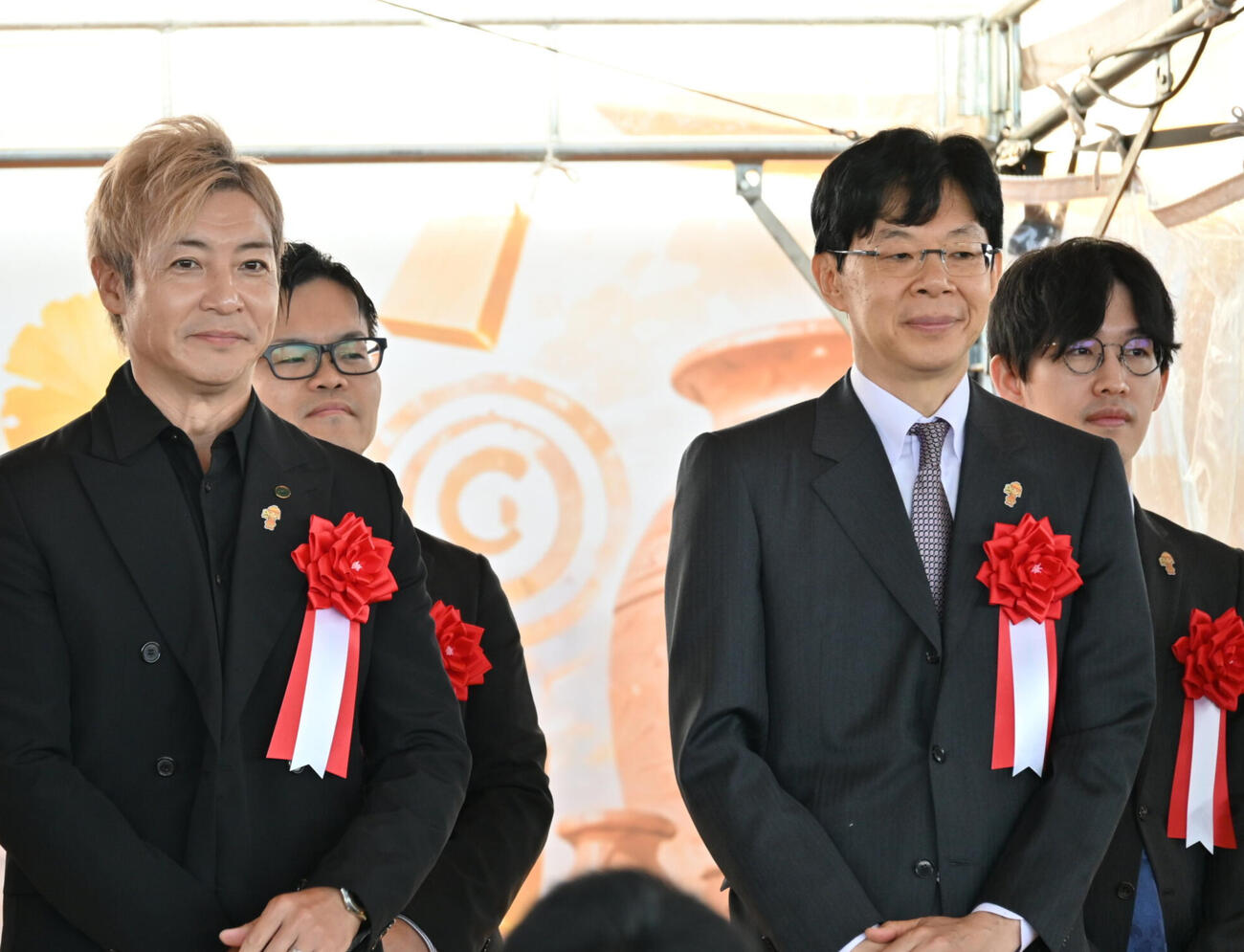 「高槻将棋まつり」のオープニングに登場したつるの剛士（左）、谷川浩司17世名人（撮影・松浦隆司）