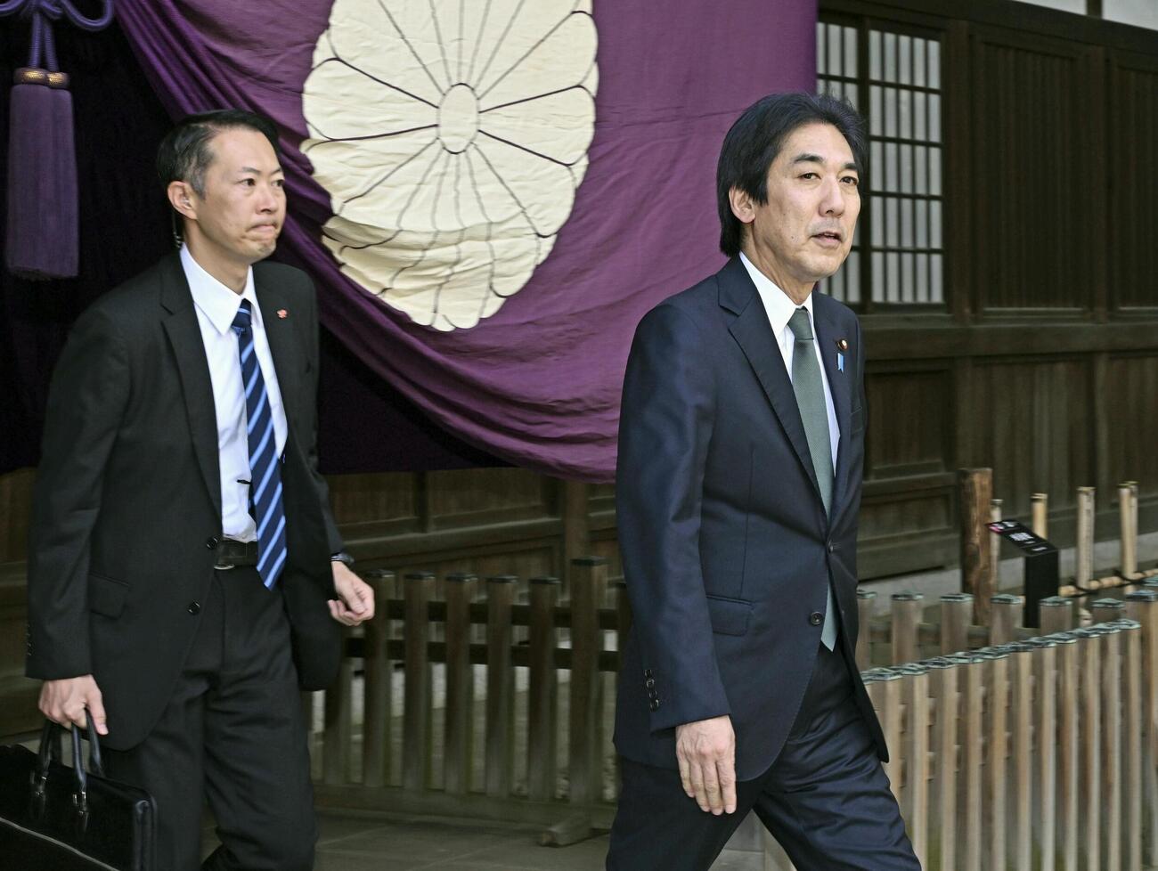 靖国神社を参拝した城内経済財政相（右）＝17日午前、東京・九段北(共同)